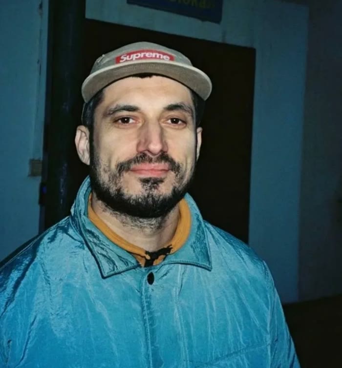 Фото 1 из примера — этот человек встал крайним слева