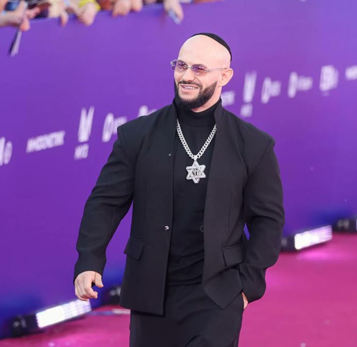 Фото 3 из примера — этот человек встал третьим слева