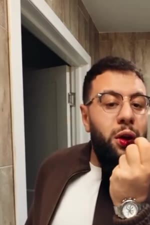Кадр из ролика: герой с первого фото слева красит губы