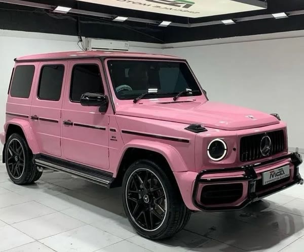 Фото 2 из примера: розовый внедорожник в автосалоне