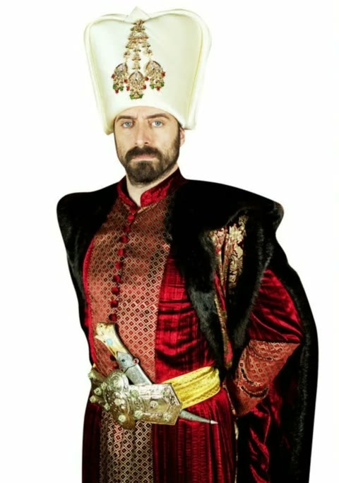 Пример удачного фото: человек по пояс в костюме и головном уборе, лицо открыто